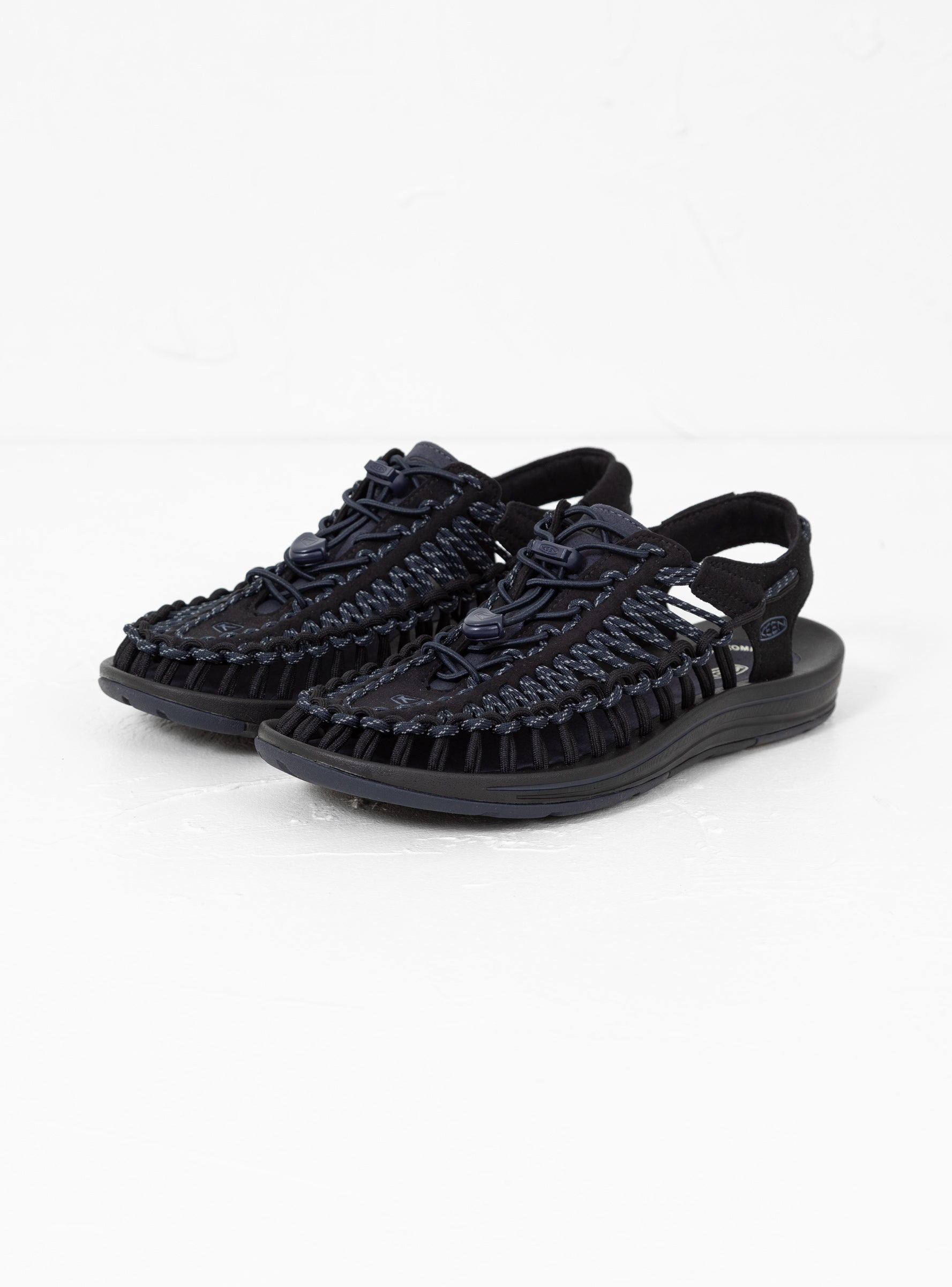 x United Arrows UNEEK Sandals Black Indigo by KEEN Couverture