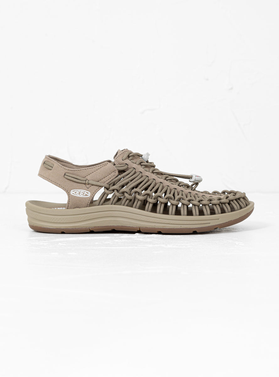 UNEEK Sandals Timberwolf & Plaza Taupe by KEEN | Couverture & The Garbstore