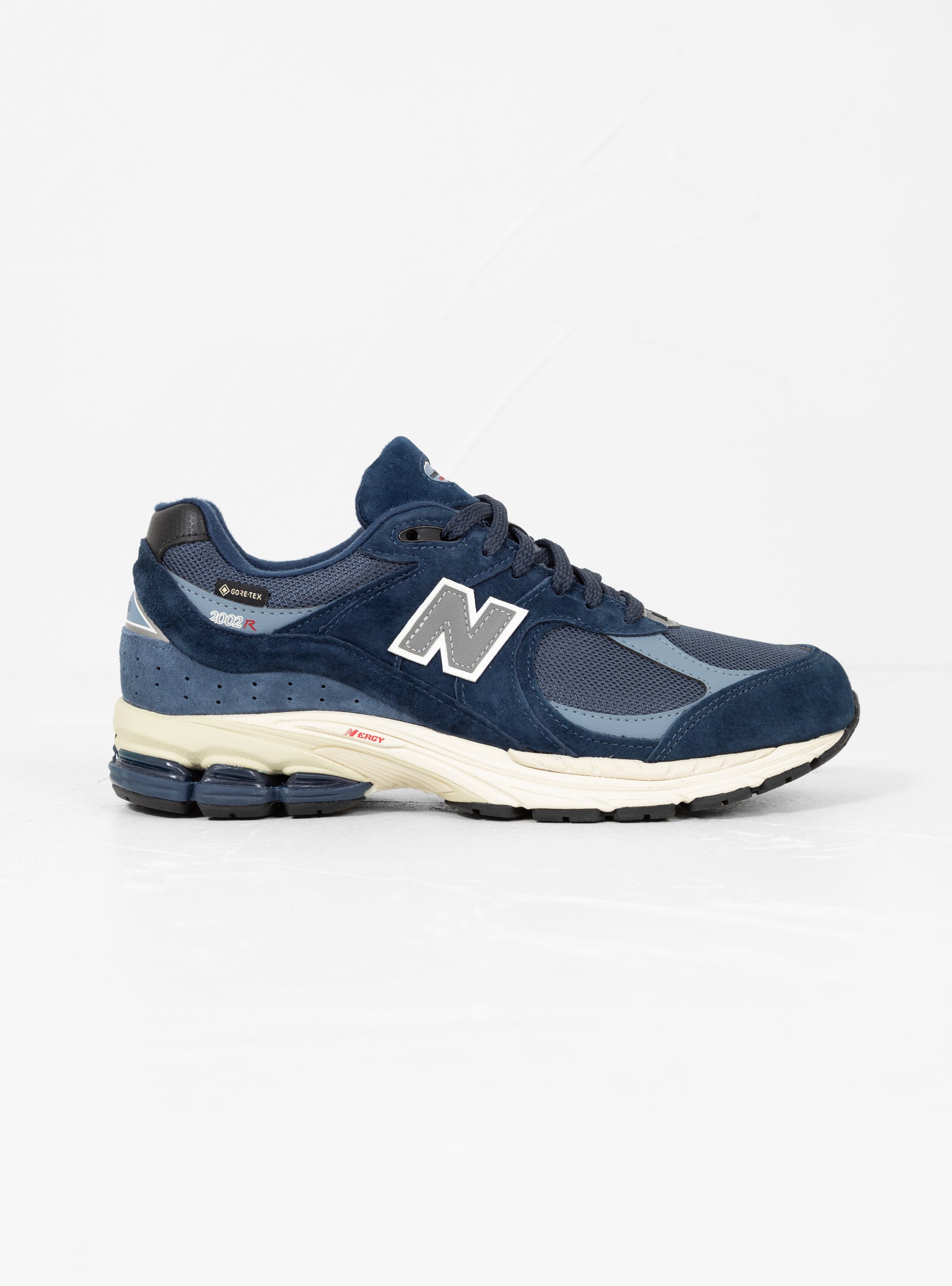 M2002RXF Sneakers Navy & Arctic Grey by New Balance | Couverture